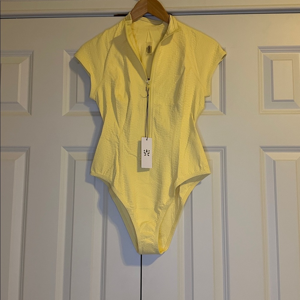 Gigi C Lilith Short Sleeve Snakeskin Surfsuit SzL Butter - Picture 3 of 7